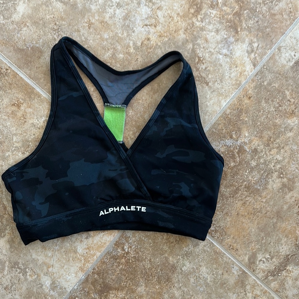 Alphalete cross back sports bra